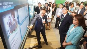 陳其邁出席SAP高雄ESG暨AI研創中心開幕（2）高雄市長陳其邁（右2）、民進黨立委邱議瑩（右）等人4日出席「SAP高雄ESG暨AI研創中心」開幕典禮，並聽取SAP全球副總裁暨台灣總經理陳志惟（左）說明全台首個經SGS確認的台灣企業溫室氣體盤查解決方案。中央社記者董俊志攝  113年9月4日