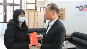 八堵所受傷警重返崗位  黃明昭探視慰問簡姓男子日前駕車衝入基隆八堵分駐所，造成員警蘇昱鴻死亡和廖姓女警（左）受傷，廖員12日已重返工作崗位，警政署長黃明昭（右）親自探視慰問，並送上紅包。（讀者提供）中央社記者王朝鈺傳真  113年3月13日