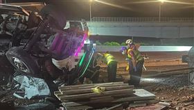 昨天深夜國道3號南向62.7公里處發生大貨車翻覆事故。（圖／翻攝畫面）