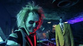 麥可基頓在《陰間大法師》飾演陰間大法師。（圖／華納兄弟提供）