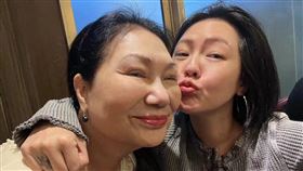 小S（右）昨在社群上曬出與媽媽臉貼臉的照片。（圖／翻攝臉書）