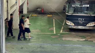 沈慶京坐輪椅赴北檢　問完竟「走上囚車」