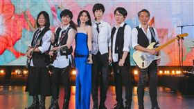 五月天巡迴演唱會日前來到中國武漢，首日開唱嘉賓邀請到Ella陳嘉樺（中）。（圖／資料照）