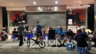 限量黑金龍金箔酒1瓶破萬　民眾夜排搶買