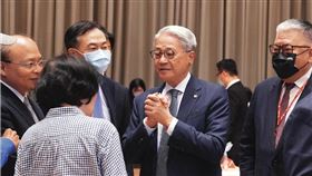 吳東亮力拚台新金合併新光金，積極爭取股東支持。