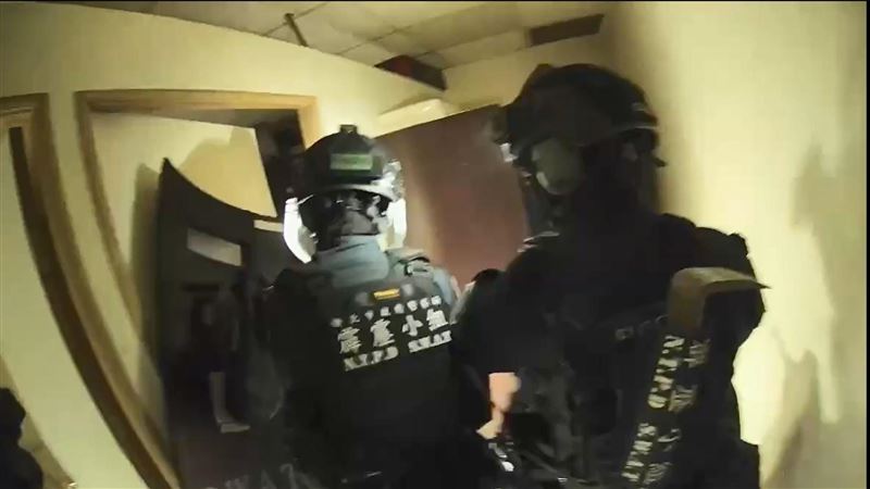 毒鴛鴦租房開毒趴　警攻堅逮人扣毒畫面曝