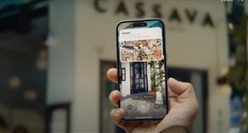 蘋果公司9日推出iPhone 16系列手機，新增「相機控制」功能。（圖／翻攝自蘋果YouTube網頁youtube.com）