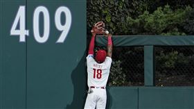 ▲費城人中外野手洛哈斯（Johan Rojas）沒收追平轟，球卻掉出全壘打牆外。（圖／美聯社／達志影像）