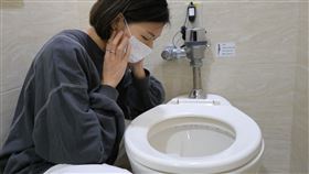 屁屁好癢！小資女小便馬桶竟「滿江紅」(圖/翻攝畫面)