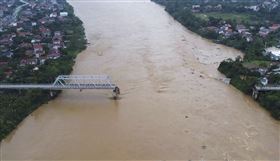 越南富壽省交通要道峰洲橋9日坍塌。（圖／美聯社／達志影像）