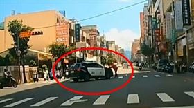 台中,二分局,警車,未禮讓行人,違規,開單（圖／翻攝畫面）
