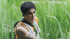 《火宅之犬》曾敬驊為呈現一名在大太陽下務農的少年，特地助曬讓皮膚整體都黑得均勻，黝黑造型曝光也讓觀眾非常期待新的角色。（圖／冬候鳥電影提供）