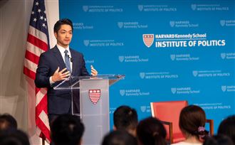 蔣萬安於哈佛JFK Forum演說。（圖／北市府提供）