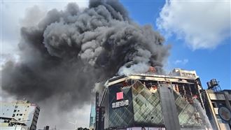 新／高雄婚紗店全面燃燒　警消搶救中