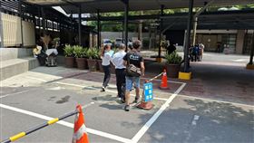 竹科工程師張姓男子陳屍信義ATT男廁，法醫、張父（戴帽者）現身二殯解剖遺體。（圖／翻攝畫面）