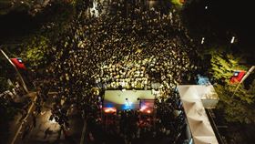 台北白晝之夜藝文饗宴 約40萬人次跨夜參與2023白晝之夜選定以台北市信義區為據點，文化局8日表示，此次活動主題為「起義吧」，期待透過演出及藝術作品，邀請民眾反思社會議題，跨夜活動共吸引約40萬人次一同參與藝術盛事。（台北市文化局提供）中央社記者黃麗芸傳真  112年10月8日