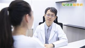 如果已經有了異常出油的問題，陳俊豪醫師表示，除去遺傳因素以外，日常生活仍有我們能自己掌控的部分。