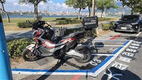 新北部分地區9/15起試辦大型重機專用停車格新北市交通局表示，板橋、八里、新莊與三重區部分路段將自15日起試辦大型重機專用收費停車格位，採計次收費，每4小時計費1次，每次新台幣30元。圖為八里區觀海大道試辦大型重機專用停車格。（新北市交通局提供）中央社記者高華謙傳真  113年9月10日