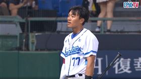 ▲富邦悍將周佳樂突遭驅逐出場表情錯愕。（圖／翻攝自CPBLTV）