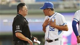 ▲富邦悍將總教練陳金鋒，向主審江春緯抗議。（圖／富邦悍將提供）