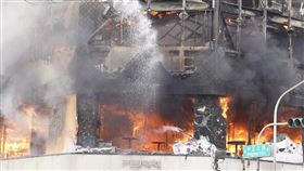 高雄新興某婚紗店大火（2）高雄市新興區林森一路與中正三路口一間婚紗店10日下午起火，火警現場濃煙大火不斷，外牆幾乎燒毀，消防人車獲報到場灌救，至下午約3時40分控制火勢。中央社記者董俊志攝  113年9月10日