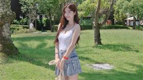 蘇小軒辣秀鉛筆腿。（圖／翻攝自蘇小軒臉書）