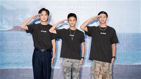 吳翰林（左起）、朱宥丞和黃冠智一起參觀《聽海湧》特展。（圖／臺史博提供）