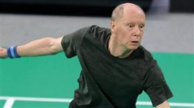 來自英格蘭的70歲「羽球阿公」韋伯斯特面對小41歲的敵手，雖然最終仍以1比21、3比21慘遭血洗，但奮力拚搏的運動家精神令人敬佩。（圖／翻攝自BWF官網）