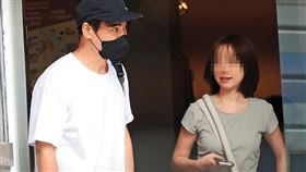 8月16日14：53，翁家明走出大門時很低調，還戴上口罩；嫩妹則外型俏麗，並被起底是生技千金。