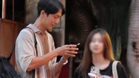 分手黃姵嘉半年，邱昊奇被本刊捕獲與女生看電影約會。（圖／本刊攝影組）