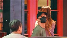 許光漢（中）下車時不忘抬頭張望，對於鏡頭警覺心相當高。