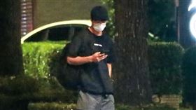 許光漢私下享受不被注目的生活，圖為3年前本刊目擊他如路人般走在街上。