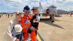 ▲空軍上尉飛官謝沛勳（中）生還，獲救後人送抵台中童綜合醫院梧棲院區。（圖／翻攝自臉書）