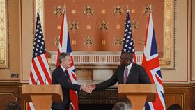 美國國務卿布林肯（左）10日在倫敦與英國外交大臣拉米（右）啟動「英美戰略對話」。布林肯在會後聯合記者會表示，雙方談及如何共同確保台灣海峽和平穩定，以及南海的航行和飛越自由。（英國外交部提供）中央社記者陳韻聿倫敦傳真 113年9月10日