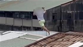 彰化，台中西屯水房，虛擬貨幣詐68人上億 主嫌邊逃跳屋頂，掉千元鈔(圖／翻攝畫面)