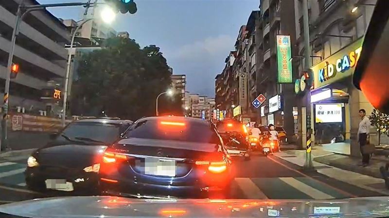 三菱擦撞千萬邁巴赫　網友：這下吃力了