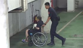 ▲北檢提訊沈慶京，沈再度坐著輪椅，由法警推著進入地檢署。（圖／翻攝畫面）