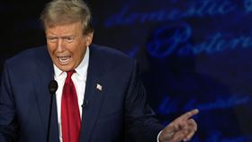 川普在辯論中散布毫無根據的謠言，指稱移民在俄亥俄州春田市（Springfield）吃寵物。（圖／美聯社／達志影像）