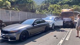 信義快速道路往信義區方向水泥曳引車5車連環撞。（圖／翻攝畫面）