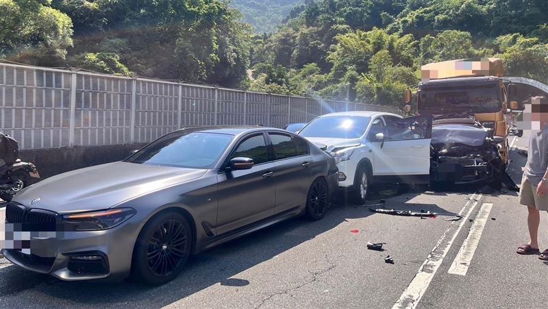 新／北市信義快重大車禍　水泥車連撞4車
