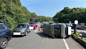 信義快速道路小貨車酒駕翻覆。（圖／翻攝畫面）