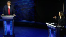 美國共和黨總統候選人川普（左）與民主黨候選人賀錦麗（右）於美東時間10日進行總統大選電視辯論。（圖／美聯社／達志影像）