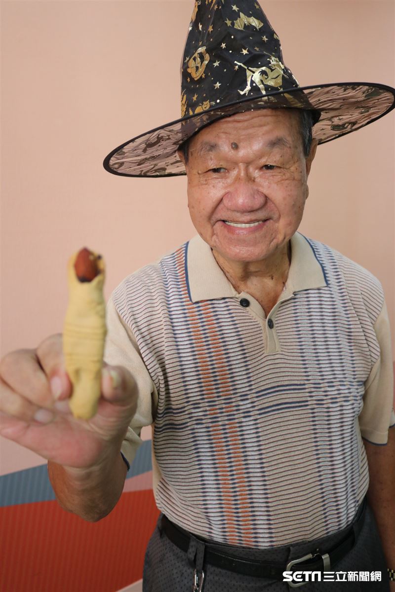 到據點上課後,柯爺爺變得開朗許多,笑容重新回到臉上。透過運動與同學互動,他找回生活的節奏與自信,也讓心重新被溫暖填滿。(圖/受訪者提供)