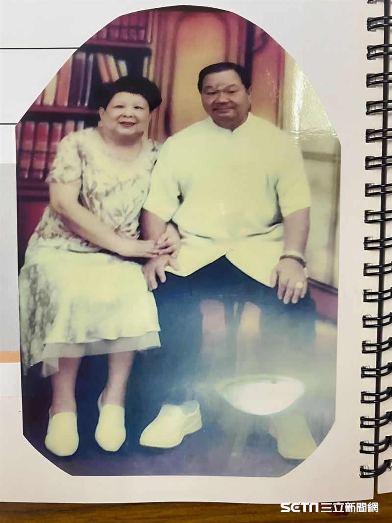 柯爺爺一生最疼愛的就是太太,但多年前愛妻病逝,讓他一度失去生活重心,整日愁眉不展、沉默寡言。直到家人鼓勵他走出家門,參加社區據點活動,他才慢慢走出悲傷,重新找回笑容與生活的力量。(圖/受訪者提供)