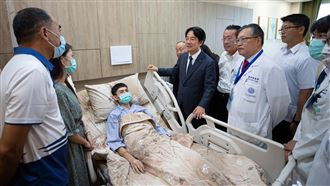 飛官性命重於一切！賴清德探視拍肩畫面曝