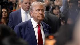 曾質疑賀錦麗非裔身分，川普辯論會上表示，不在乎她想當什麼人。（圖／美聯社／達志影像）