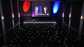 美國總統選舉投票剩下45天，前總統川普與現任副總統賀錦麗首度交鋒，辯論後未見明顯勝負。（圖／美聯社／達志影像）