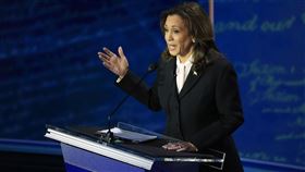 美國總統大選辯論民主黨候選人賀錦麗攻勢猛烈，讓川普幾度屈居守勢。（圖／美聯社／達志影像）