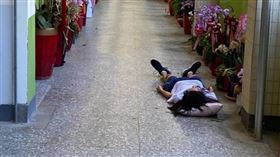 學生直接躺在校長室門口睡覺。（圖／翻攝自整個很成功高中臉書）