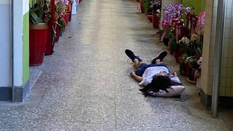 不滿12點半禁賣午餐　學生睡校長室門口